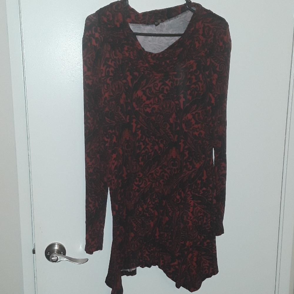 Cupio Red and black damask top